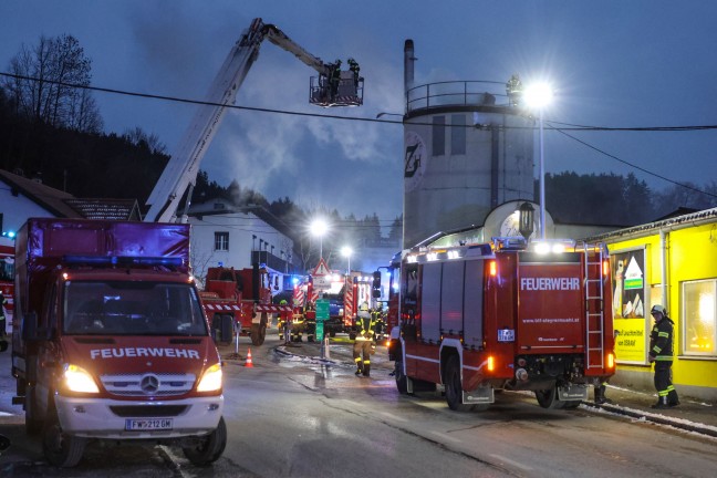 Silobrand: Sechs Feuerwehren bei Brand bei einem B�ckereibetrieb in Laakirchen im Einsatz