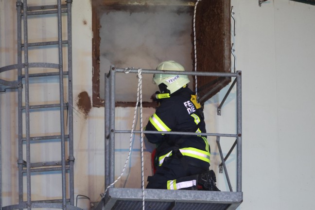 Silobrand: Sechs Feuerwehren bei Brand bei einem B�ckereibetrieb in Laakirchen im Einsatz
