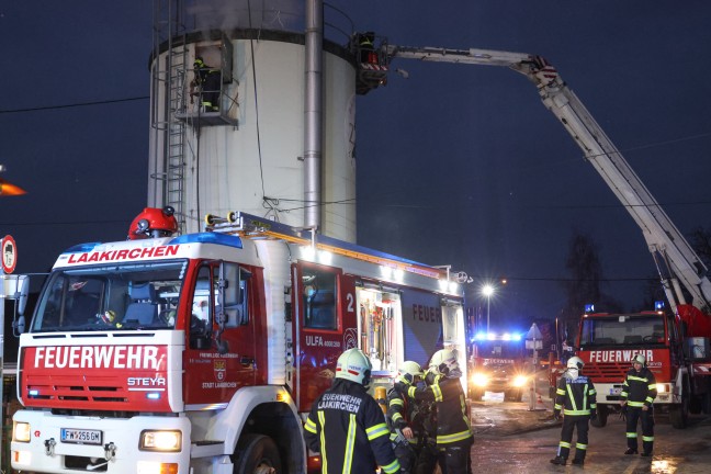 Silobrand: Sechs Feuerwehren bei Brand bei einem B�ckereibetrieb in Laakirchen im Einsatz