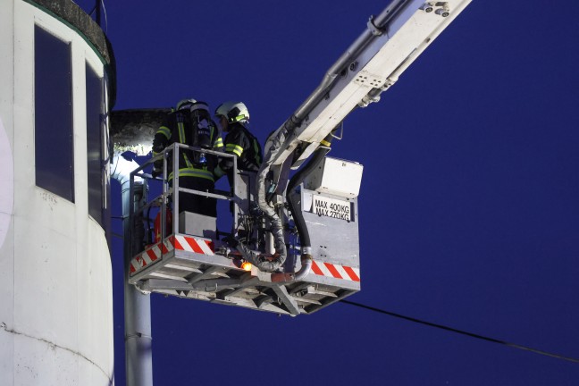 Silobrand: Sechs Feuerwehren bei Brand bei einem B�ckereibetrieb in Laakirchen im Einsatz