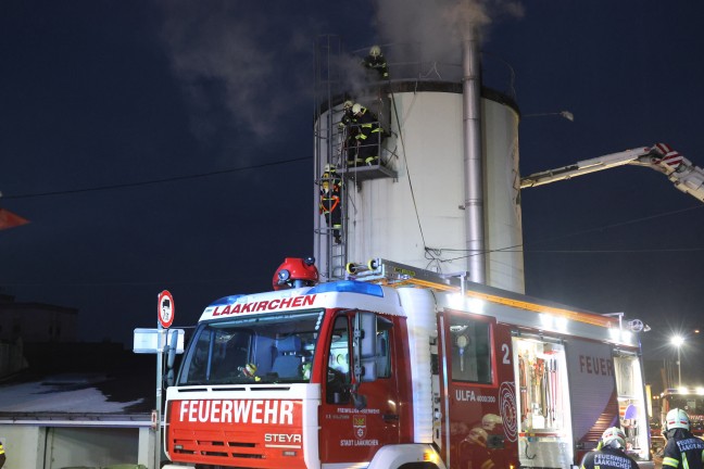 Silobrand: Sechs Feuerwehren bei Brand bei einem B�ckereibetrieb in Laakirchen im Einsatz