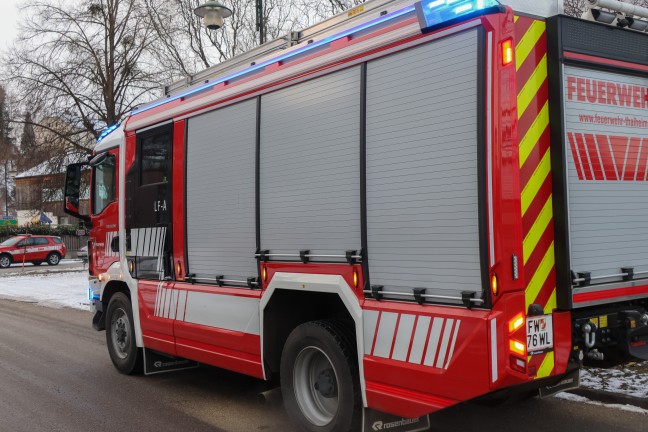 Gemeldeter Rauch aus Geb�udedach in Thalheim bei Wels kam doch ordnungsgem�� aus Schornstein