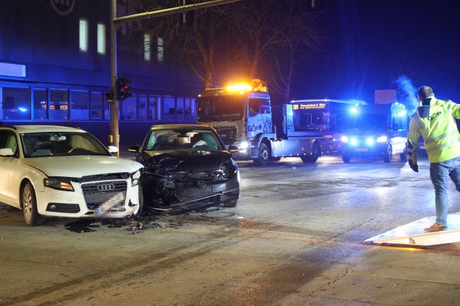 Heftiger Kreuzungscrash zwischen zwei PKW in Wels-Innenstadt