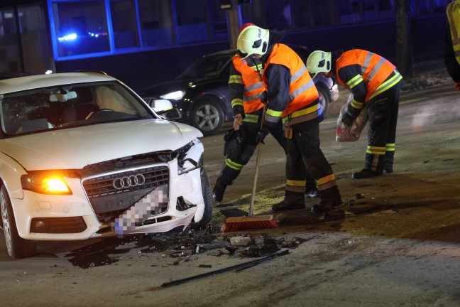 Heftiger Kreuzungscrash zwischen zwei PKW in Wels-Innenstadt