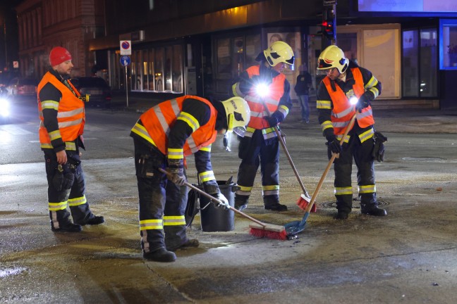 Heftiger Kreuzungscrash zwischen zwei PKW in Wels-Innenstadt
