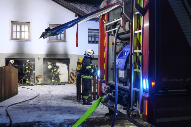 Garagenbrand: Zwei Feuerwehren �ber mehrere Umwege zu Brandereignis in Buchkirchen alarmiert