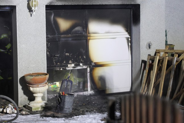 Garagenbrand: Zwei Feuerwehren �ber mehrere Umwege zu Brandereignis in Buchkirchen alarmiert