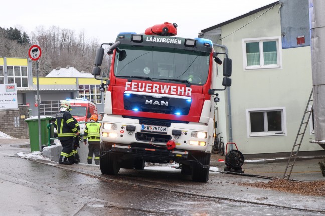 Feuerwehr samt Bagger bei neuerlichem Brand im Silo eines B�ckereibetriebs in Laakirchen im Einsatz