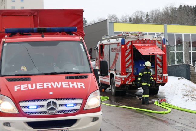 Feuerwehr samt Bagger bei neuerlichem Brand im Silo eines B�ckereibetriebs in Laakirchen im Einsatz