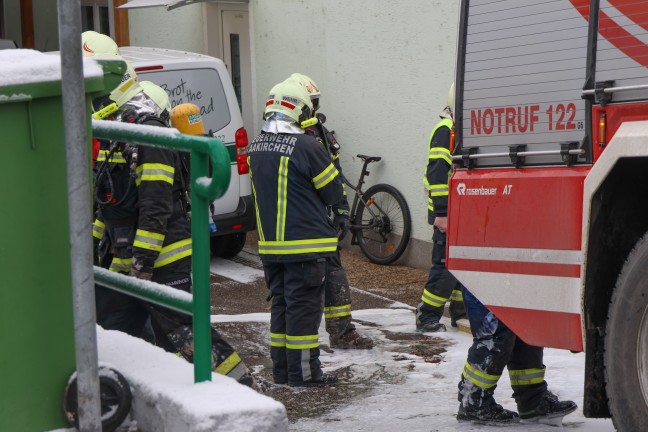 Feuerwehr samt Bagger bei neuerlichem Brand im Silo eines B�ckereibetriebs in Laakirchen im Einsatz