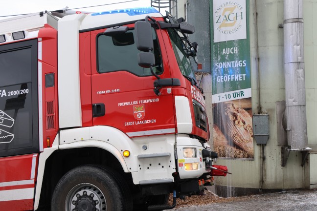 Feuerwehr samt Bagger bei neuerlichem Brand im Silo eines B�ckereibetriebs in Laakirchen im Einsatz