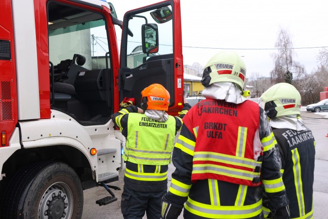 Feuerwehr samt Bagger bei neuerlichem Brand im Silo eines B�ckereibetriebs in Laakirchen im Einsatz