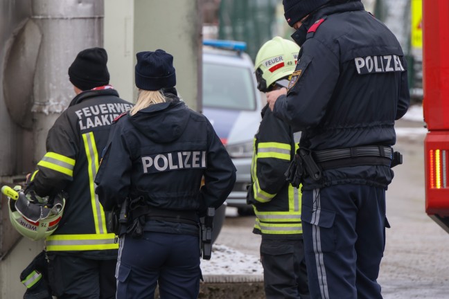 Feuerwehr samt Bagger bei neuerlichem Brand im Silo eines B�ckereibetriebs in Laakirchen im Einsatz