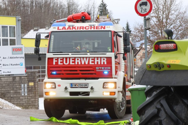 Feuerwehr samt Bagger bei neuerlichem Brand im Silo eines B�ckereibetriebs in Laakirchen im Einsatz