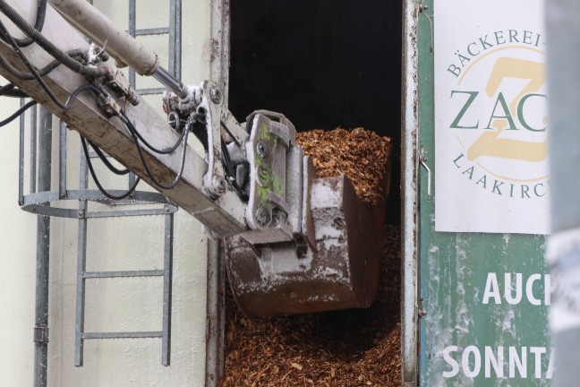 Feuerwehr samt Bagger bei neuerlichem Brand im Silo eines B�ckereibetriebs in Laakirchen im Einsatz