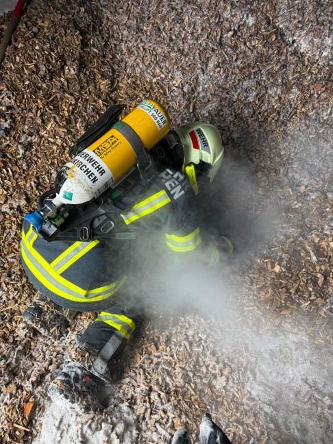 Feuerwehr samt Bagger bei neuerlichem Brand im Silo eines B�ckereibetriebs in Laakirchen im Einsatz