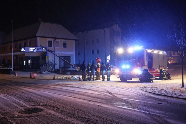 Lichtmast angefahren: Feuerwehr bei Sicherungseinsatz im Ortszentrum von Sattledt im Einsatz