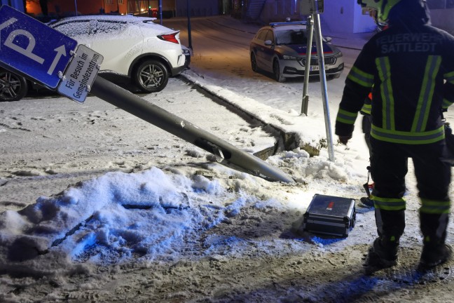 Lichtmast angefahren: Feuerwehr bei Sicherungseinsatz im Ortszentrum von Sattledt im Einsatz