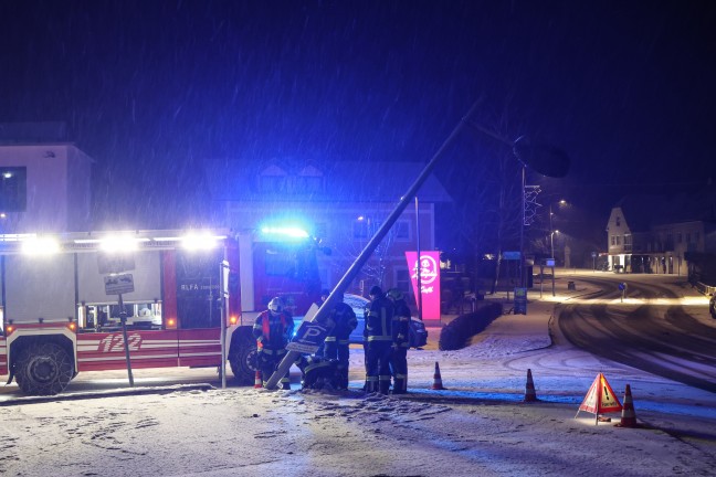 Lichtmast angefahren: Feuerwehr bei Sicherungseinsatz im Ortszentrum von Sattledt im Einsatz