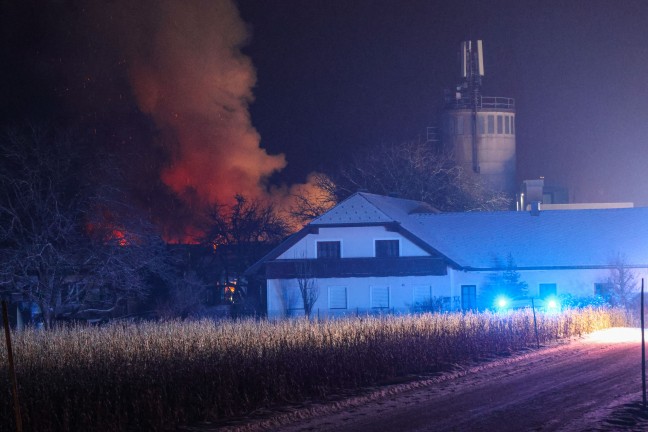 Alarmstufe 3: 14 Feuerwehren bei Brand bei einem Unternehmen in Kirchham im Einsatz