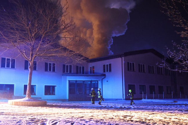 Alarmstufe 3: 14 Feuerwehren bei Brand bei einem Unternehmen in Kirchham im Einsatz