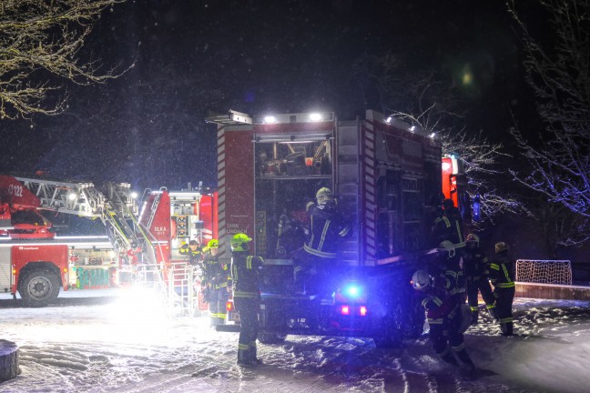 Alarmstufe 3: 14 Feuerwehren bei Brand bei einem Unternehmen in Kirchham im Einsatz