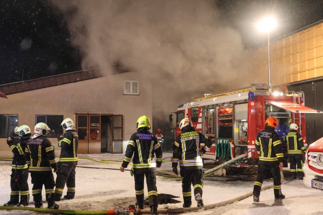 Alarmstufe 3: 14 Feuerwehren bei Brand bei einem Unternehmen in Kirchham im Einsatz