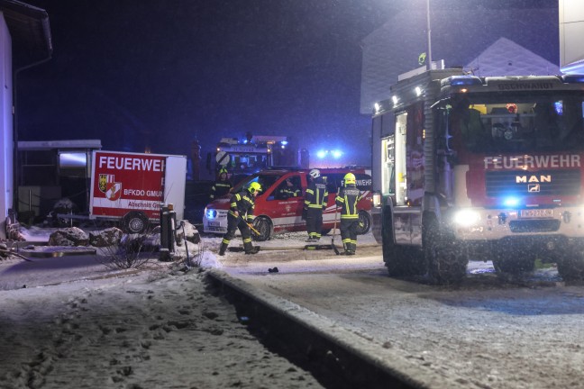 Alarmstufe 3: 14 Feuerwehren bei Brand bei einem Unternehmen in Kirchham im Einsatz