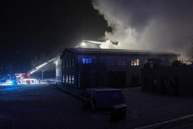 Alarmstufe 3: 14 Feuerwehren bei Brand bei einem Unternehmen in Kirchham im Einsatz