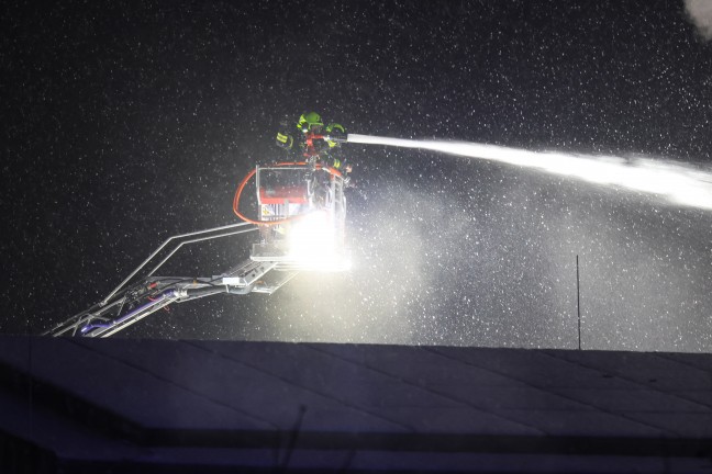 Alarmstufe 3: 14 Feuerwehren bei Brand bei einem Unternehmen in Kirchham im Einsatz