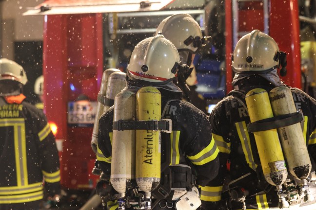 Alarmstufe 3: 14 Feuerwehren bei Brand bei einem Unternehmen in Kirchham im Einsatz