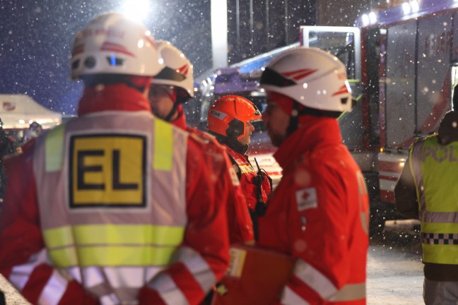 Alarmstufe 3: 14 Feuerwehren bei Brand bei einem Unternehmen in Kirchham im Einsatz