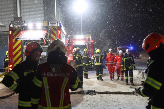 Alarmstufe 3: 14 Feuerwehren bei Brand bei einem Unternehmen in Kirchham im Einsatz