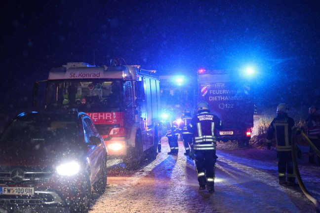 Alarmstufe 3: 14 Feuerwehren bei Brand bei einem Unternehmen in Kirchham im Einsatz