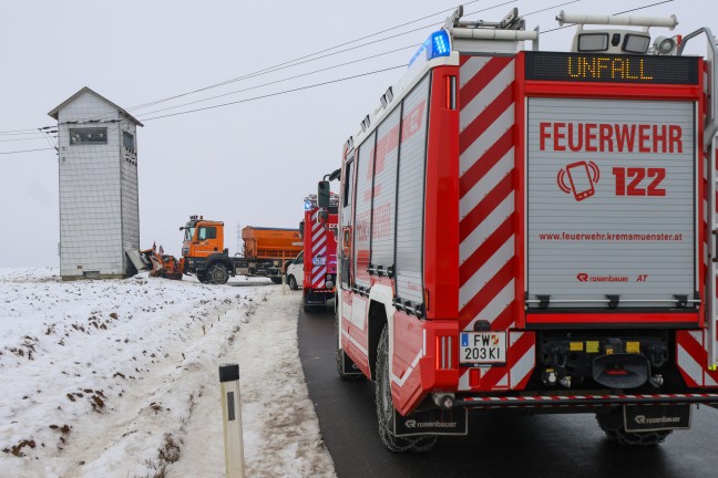 Schneepflug und Auto nach Kreuzungskollision in Kremsm�nster gegen Trafostation gekracht