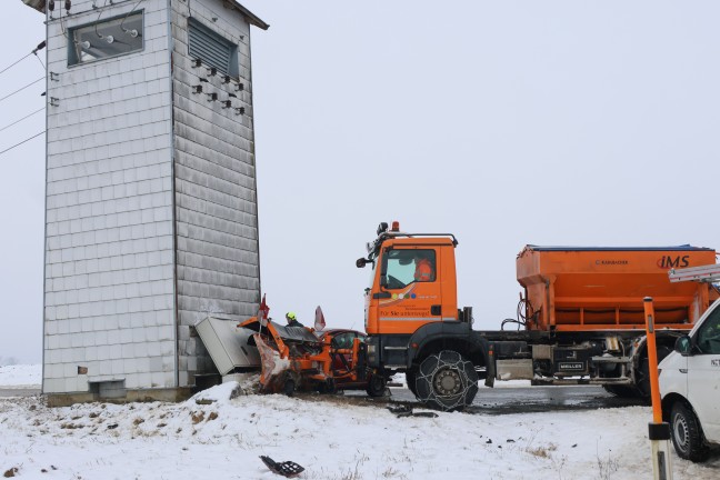 Schneepflug und Auto nach Kreuzungskollision in Kremsm�nster gegen Trafostation gekracht