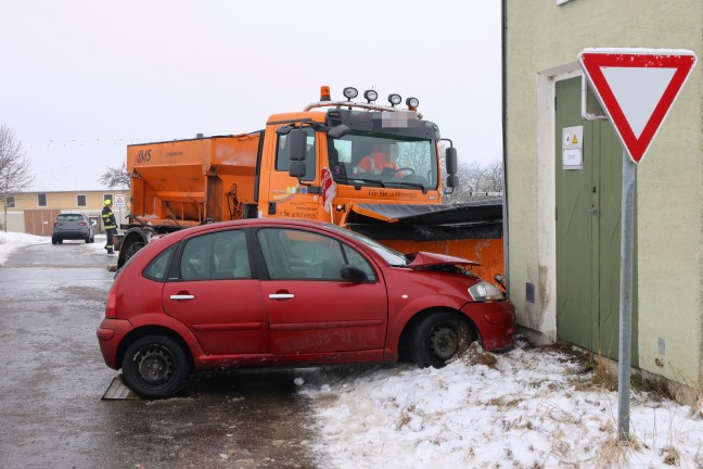Schneepflug und Auto nach Kreuzungskollision in Kremsm�nster gegen Trafostation gekracht