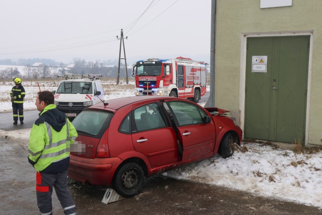 Schneepflug und Auto nach Kreuzungskollision in Kremsm�nster gegen Trafostation gekracht