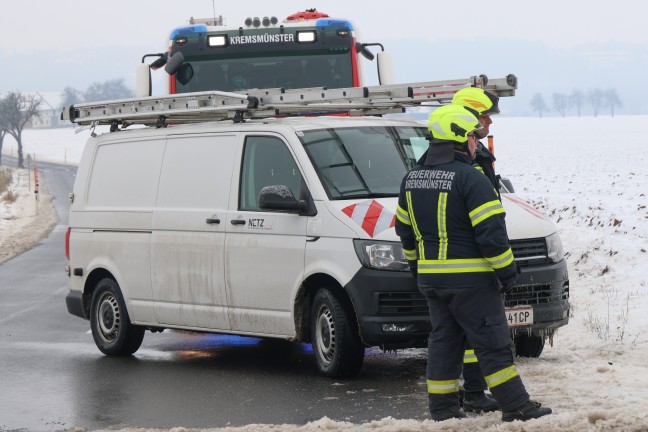 Schneepflug und Auto nach Kreuzungskollision in Kremsm�nster gegen Trafostation gekracht