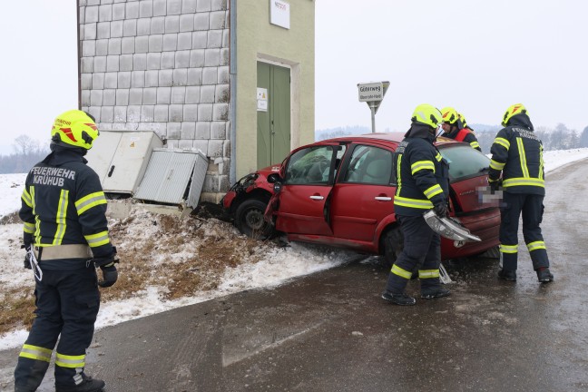 Schneepflug und Auto nach Kreuzungskollision in Kremsm�nster gegen Trafostation gekracht