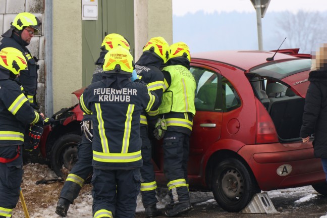 Schneepflug und Auto nach Kreuzungskollision in Kremsm�nster gegen Trafostation gekracht