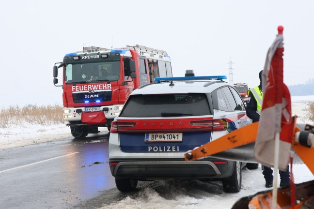 Schneepflug und Auto nach Kreuzungskollision in Kremsm�nster gegen Trafostation gekracht