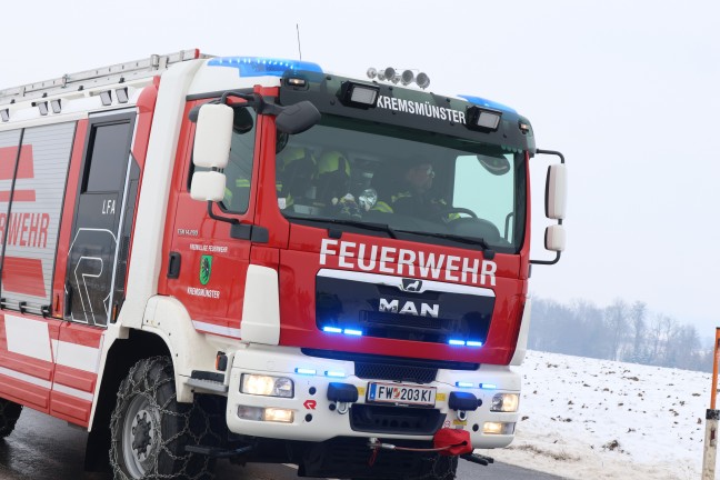 Schneepflug und Auto nach Kreuzungskollision in Kremsm�nster gegen Trafostation gekracht