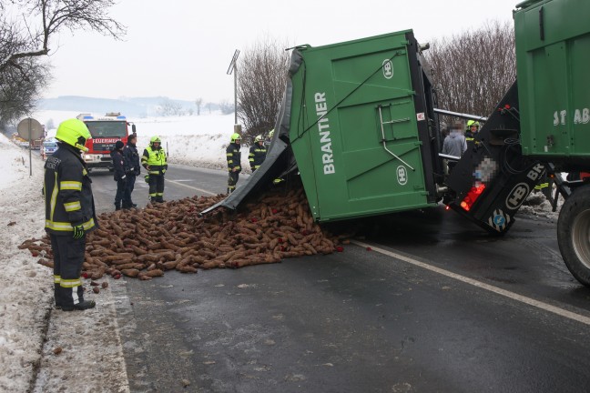 Traktoranh�nger umgest�rzt: Ganze Ladung Rote R�ben blockierte Innviertler Stra�e bei Krenglbach