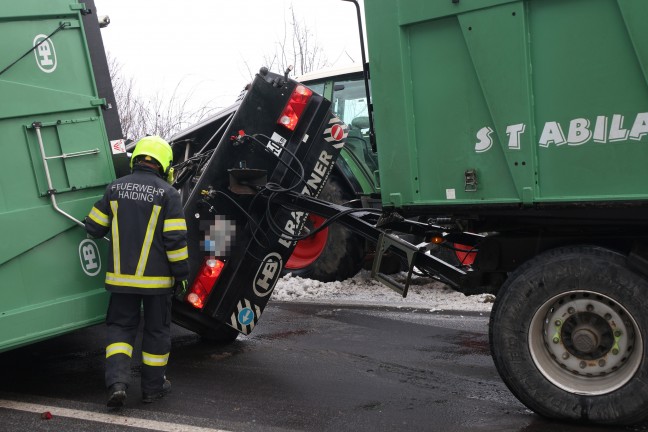 Traktoranh�nger umgest�rzt: Ganze Ladung Rote R�ben blockierte Innviertler Stra�e bei Krenglbach