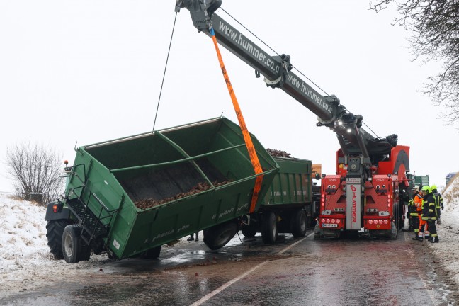 Traktoranh�nger umgest�rzt: Ganze Ladung Rote R�ben blockierte Innviertler Stra�e bei Krenglbach