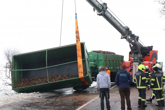Traktoranh�nger umgest�rzt: Ganze Ladung Rote R�ben blockierte Innviertler Stra�e bei Krenglbach
