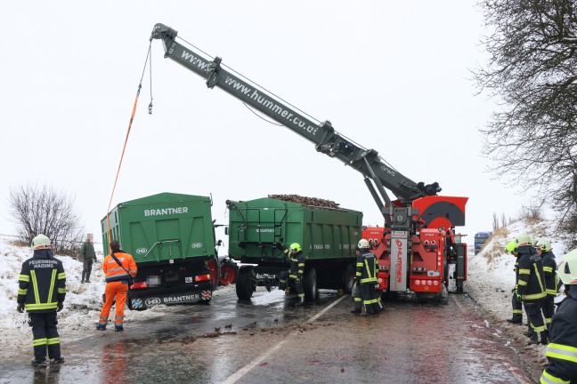 Traktoranh�nger umgest�rzt: Ganze Ladung Rote R�ben blockierte Innviertler Stra�e bei Krenglbach