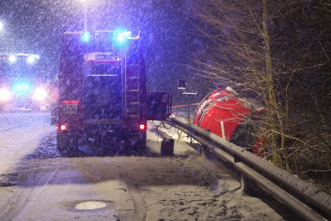 Auto �berschlagen: F�nf Verletzte bei schwerem Verkehrsunfall in Aichkirchen