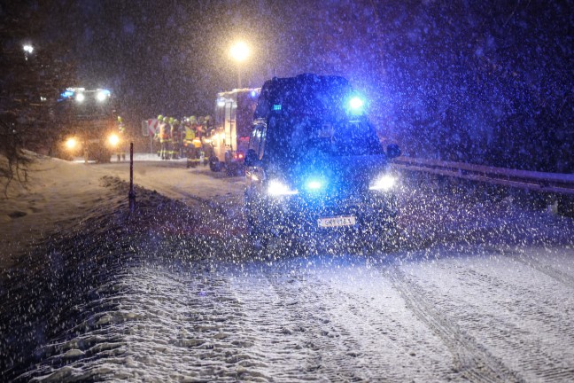 Auto �berschlagen: F�nf Verletzte bei schwerem Verkehrsunfall in Aichkirchen